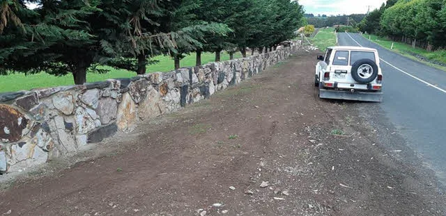 Large rocks used in a retaining wall